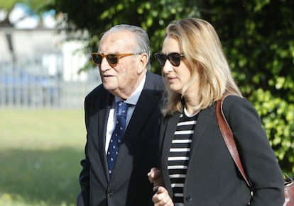Carlos Fabra con su hija Andrea a su llegada a la Ciudad de la Justicia de Castelló, el pasado lunes.