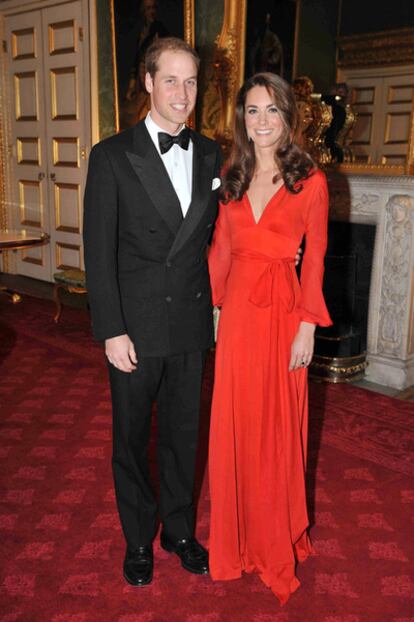 El príncipe Guillermo de Inglaterra y Kate Middleton, la duquesa de Cambridge, durante una cena benéfica celebrada el 13 de octubre de 2011 en el palacio de Saint James, en Londres.