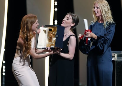 La directora francesa Leonor Serraille (centro) y la actriz Laetitia Dosch (izquierda) reciben el premio Cámara de Oro por la película 'Jeune Femme'.