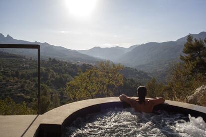 Juan Roig, presidente de Mercadona, apadrina un nuevo concepto de alojamiento turístico, el hotel-paisaje Vivood: 27 suites de arquitectura sostenible diseminadas por una ladera del valle de Guadalest, con ventanales hipnotizadores, piscina con vistas a las montañas (en la foto) y cocina de kilómetro cero. Todo muy ecológico. Información: www.vivood.com.