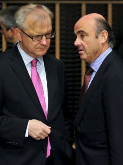 El comisario europeo de Asuntos Económicos y Monetarios, Olli Rehn (izda), conversa con el ministro español de Economía, Luis De Guindos (dcha), en el Ecofin del pasado viernes.