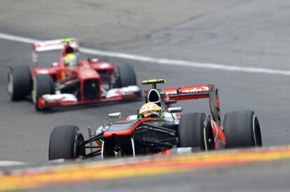 Sergio Pérez rueda por delante de Felipe Massa.