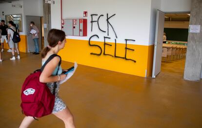 Una alumna antes de entrar al examen de EBAU, en San Sebastián (Gipuzkoa) .