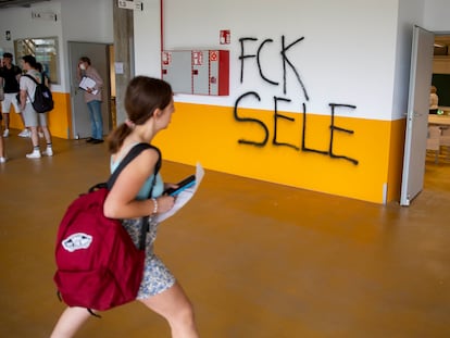 Una alumna antes de entrar al examen de EBAU, en San Sebastián (Gipuzkoa) .