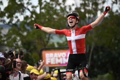 Cecilie Uttrup  Ludwig celebra la victoria de etapa en Épernay.