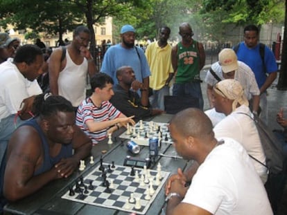 Ajedrecistas en el parque de San Nicolás, en Nueva York