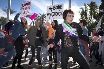 Participantes en la Marcha de las Mujeres, bailan, en la capital del estado de Arizona en Phoenix.