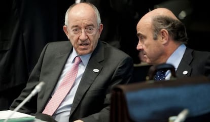 El gobernador del Banco de España y el ministro de Economía, Luis de Guindos.