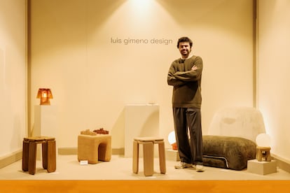 El diseñador Luis Gimeno en su espacio de SaloneSatellite presentando sus piezas.