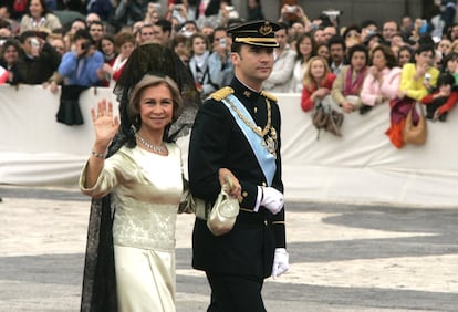 El novio, del brazo de su madre y madrina, la reina Sofía. Felipe Juan Pablo Alfonso de Todos los Santos de Borbón y Grecia, de 36 años, vestido con el uniforme de gran etiqueta del Ejército de Tierra, por ser el más antiguo de los tres que integran las Fuerzas Armadas. Guerrera y pantalón de color azul noche, como en las bodas de sus hermanas, y el Toisón de Oro y la banda de la Orden de San Hermenegildo. La reina Sofía, con un vestido color champán de la diseñadora Margarita Núñez y mantilla.