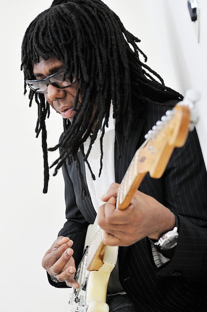 Nile Rodgers retratado en 2009 con su guitarra eléctrica.