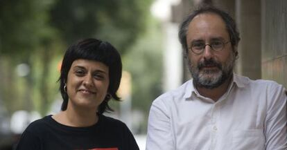 Anna Gabriel (i) y Antonio Ba&ntilde;os (d) candidatos de la CUP al 27-S