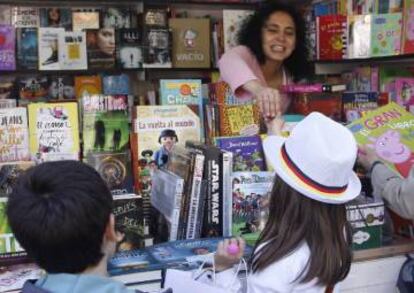 Dos ni&ntilde;os en una caseta de la Feria del Libro de Madrid.