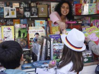 Dos niños en una caseta de la Feria del Libro de Madrid.