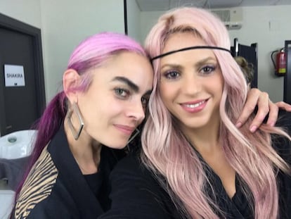 Shakira ha sorprendido a sus seguidores de Instagram con su nuevo 'look': el llamadol ‘rose gold hair’, una combinación de tinte entre rubio y rosa. La cantante compartió esta foto, con la reconocida maquilladora Beatriz Matallana, hace un día en sus redes sociales.