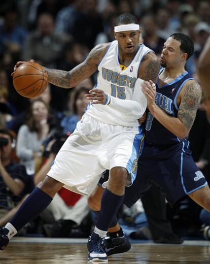 Carmelo Anthony, defendido por Deron Williams en una acción del partido de anoche