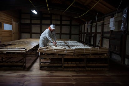 La eliminacin de las cscaras externas del grano de arroz en el proceso de molienda es el comienzo de la produccin de sake. Aqu en la destilera Chishingura, ubicada en la baha japonesa de Sakagoe.