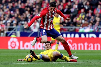 Ximo Navarro pelea un balón con el delantero del Atlético de Madrid Fernando Torres.