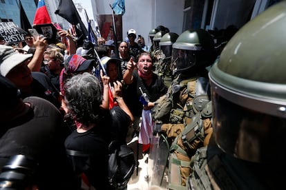 personas que se manifiestan para reclamar más seguridad ante la ola de violencia y criminalidad, en las afueras del Gobierno Regional de Iquique (Chile).