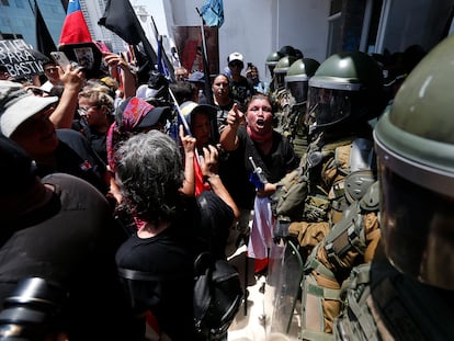 Un grupo de manifestantes reclama más seguridad ante la ola de violencia y criminalidad, a las afueras del Gobierno Regional de Iquique (Chile) el pasado 30 de enero.