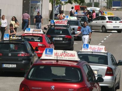 Vehículos de autoescuela en el circuito de exámenes de Móstoles (Madrid).