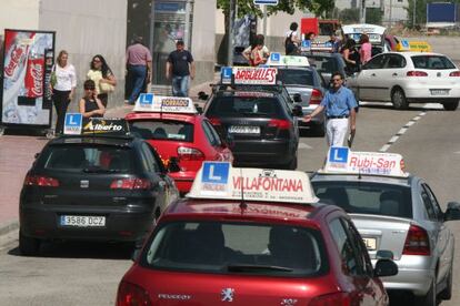 Veh&iacute;culos de autoescuela en el circuito de ex&aacute;menes de M&oacute;stoles (Madrid).