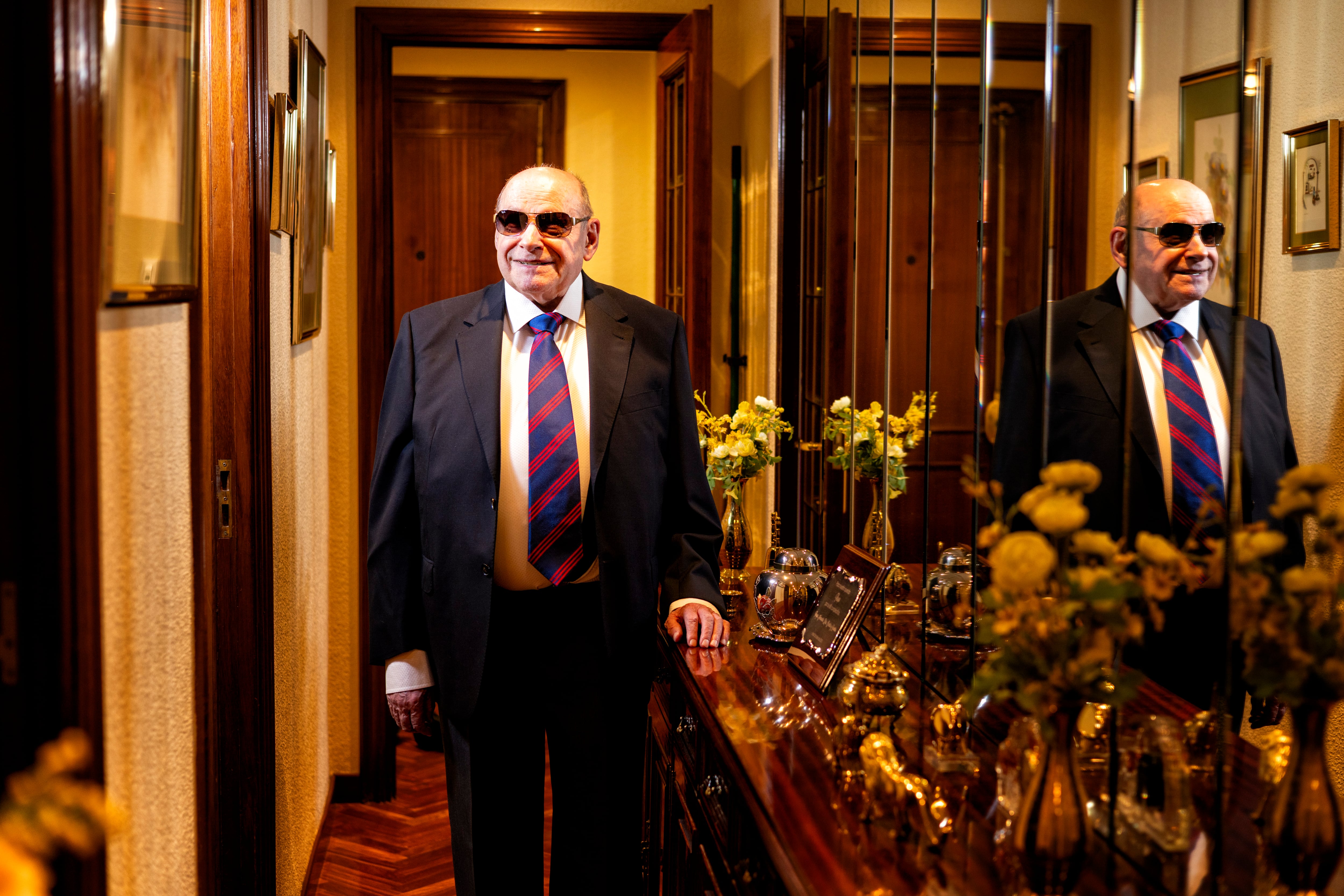 Francisco Blanco, octogenario fotografiado en su casa de Madrid este lunes, 23 de febrero de 2026.