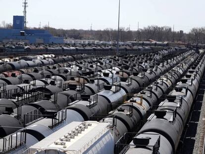 Vagones de transporte de petróleo aparcados en los alrededores de Chicago.