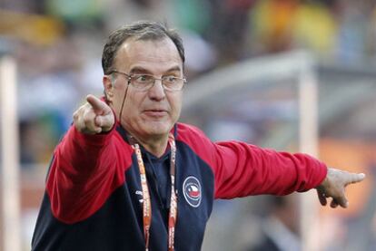 Bielsa da instrucciones desde la banda durante el pasado Mundial cuando dirigía a Chile.