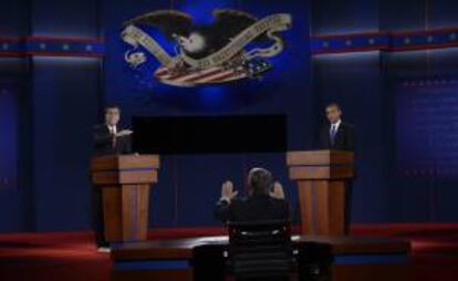 Los candidatos a la presidencia estadounidense Mitt Romney (i), republicano, y el presidente y aspirante a la reelección, Barack Obama (d), en el debate con el moderador Jim Lehrer (c) en la Universidad de Denver (EEUU).