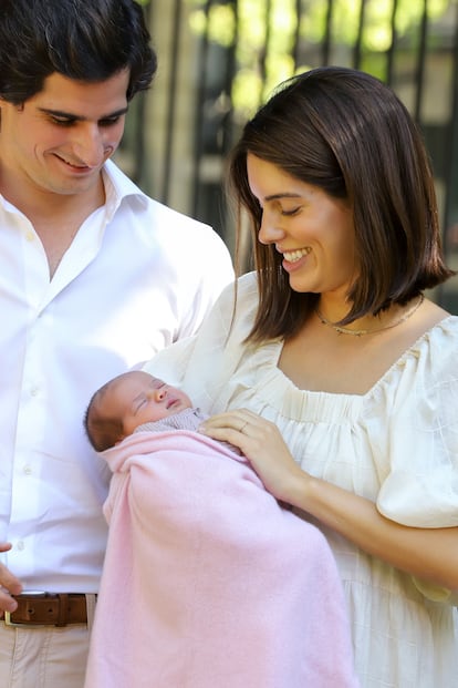 Fernando Fitz-James Stuart y Sofía Palazuelo presentan a su hija Rosario, en el hospital Nuestra Señora del Rosario (Madrid) a 13 de septiembre de 2020.