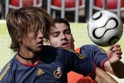 Sergio Ramos y Antonio López, durante un ensayo de la selección española.