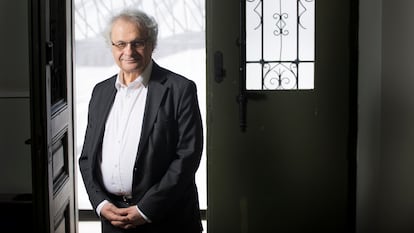 El escritor Amin Maalouf, en la sede de Casa Árabe en Madrid, el 2 de junio de 2024.