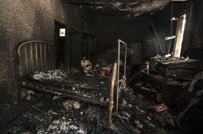 La habitación quemada donde dormía la catedrática de la UNAM Graciela Cifuentes, de 62 años. Sólo ha permanecido de pie la estructura de latón de la cama, a su lado había otra de madera que se consumió con el fuego. En México matan al día a más de 7 mujeres y sólo el 10% de los casos ha recibido una sentencia condenatoria, según el último informe de la ONU. El último año registrado, 2016, presentó las cifras de feminicidios más altas en dos décadas, 2.813. Fuera de aquellos muros, un responsable más del feminicidio de dos mujeres anda suelto.