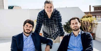 José María Lucas del Portillo, Asis Pardo y Juan García (de pie), cofundadores de Tuio.