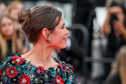 Carlota Casiraghi fue fiel a Chanel con un vestido de alta costura de la colección de otoño-invierno 2020 de la maison, con la parte superior cuajada de flores.