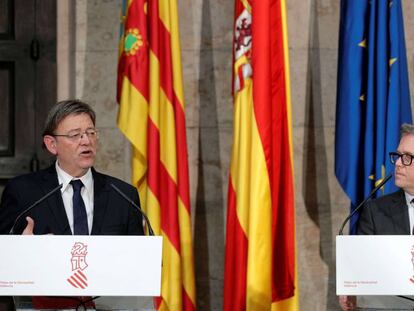 El presidente valenciano, Ximo Puig, a la izquierda, con el presidente de Ford Europa, Stuart Rowley, este jueves.