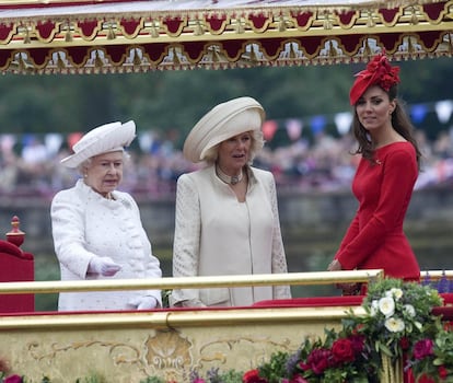 Catherine, Duquesa de Cambridge (d) y Camilla, Duquesa de Cornualles (c) se unen a la Reina Isabel II para el desfile de diamantes en el río Támesis, en Londres, el 3 de junio de 2012.