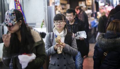 Turistes menjant a la Boqueria.