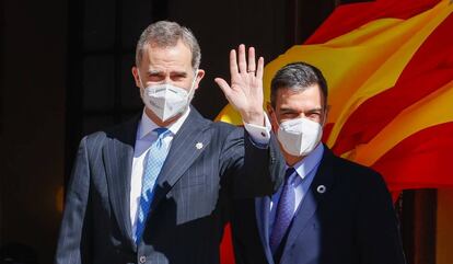 Felipe VI y Pedro Sánchez, en la entrada del Congreso.