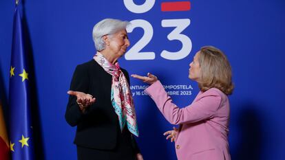 La vicepresidenta primera y ministra de Asuntos Económicos, Nadia Calviño, recibe a la presidenta del Banco Central Europeo, Christine Lagarde, antes de la reunión del Eurogrupo en Santiago de Compostela este viernes.