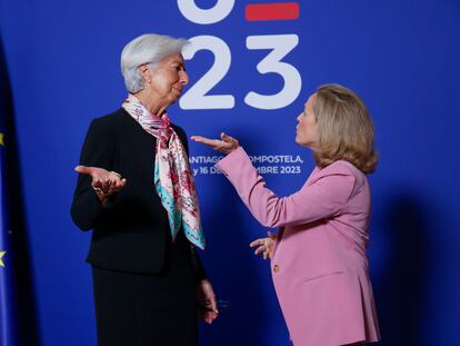 La vicepresidenta primera y ministra de Asuntos Económicos, Nadia Calviño habla con la presidenta del Banco Central Europeo, Christine Lagarde.