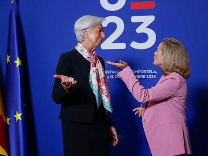 La vicepresidenta primera y ministra de Asuntos Económicos, Nadia Calviño, recibe a la presidenta del Banco Central Europeo, Christine Lagarde, antes de la reunión del Eurogrupo en Santiago de Compostela este viernes.