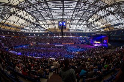 Un ejemplo de la tecnología, originalidad y versatilidad de los grandes estadios modernos es el Veltins-Arena, inaugurado en 2001 en Gelsenkirchen y propiedad del equipo alemán Schalke 04. Con un aforo para 62.000 espectadores cuenta entre sus innovaciones con un techo retráctil de fibra de vidrio, un enorme marcador móvil y, sobre todo, un terreno de juego que se despaza y permite utilizar el recinto para otros eventos, como conciertos, sin dañar el césped.