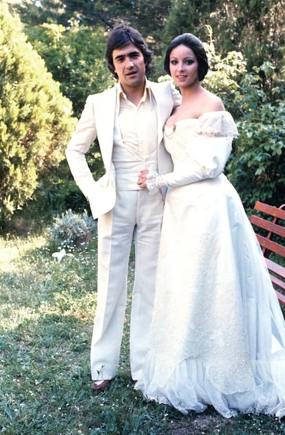 El cantante Patxi Andión ha muerto este miércoles, 18 de diciembre, en accidente de tráfico en Soria. En la imagen, Andión con la actriz y exmiss Universo Amparo Muñoz, el día de su boda en una ermita de Navarra, en 1976.