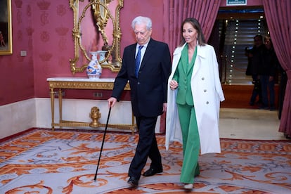 El escritor Mario Vargas Llosa e Isabel Preysler asisten a la entrega del premio Madrileño del Año 2022 en el Teatro Real de Madrid.