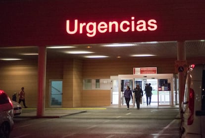 El acceso a Urgencias del Hospital de Torrejón de Ardoz, este lunes.