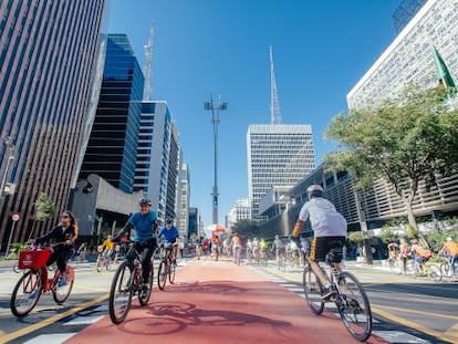 Ciclistas na Paulista.