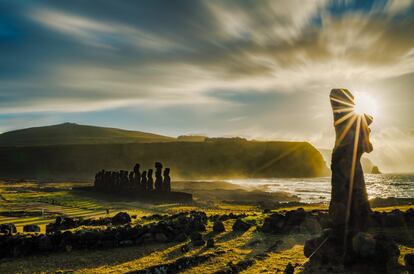 De espaldas al Pacífico, 15 gigantes de piedra hacen guardia en el ahu Tongariki, la gran plataforma ceremonial de la isla de Pascua (Chile). Los artesanos rapanuis esculpieron hace siglos los moáis empleando roca volcánica de la cercana montaña Rano Raraku. Están al borde del océano, y al amanecer, durante el verano austral, el sol sale del mar detrás de ellos, un espectáculo sobrecogedor.