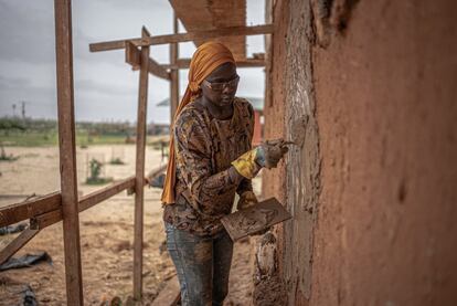 Coumba Ndiaye tiene 40 años y es la capataz de la construcción de los edificios del centro comunitario de Hahatay. Entró en este sector porque no había otra opción laboral en aquel momento.